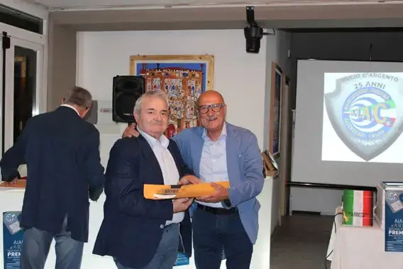 Roberto-Bacchiega-premiato-da-Giuseppe-Ruzza